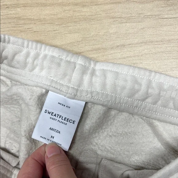 Aritzia Women's Light cream Cargo Joggers - Picture 4 of 7